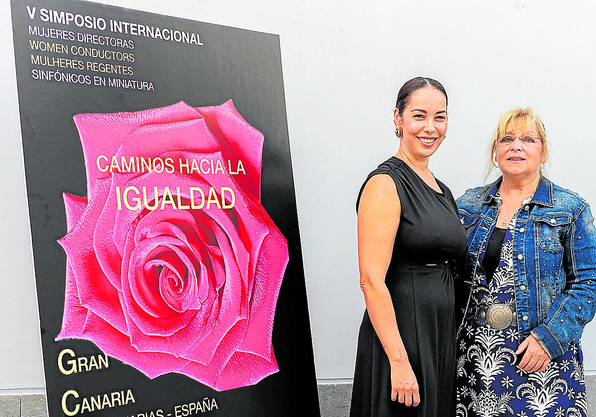 Isabel Costes y Guacimara Medina presentaron el Simposio este viernes.