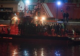Imagen de Salvamento Marítimo llevando a personas rescatadas del mar al muelle de Gran Tarajal.