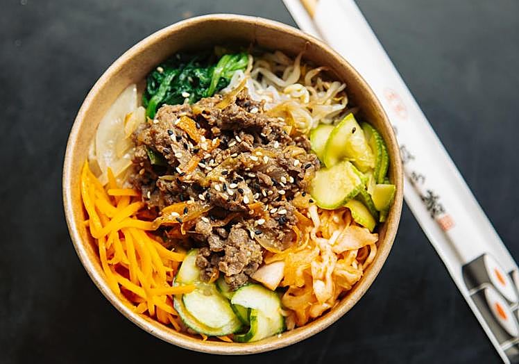 Bowl de arroz con verduras y ternera.