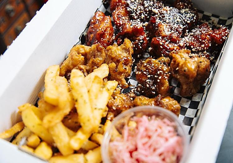 Variedad de pollo frito con papas fritas y col encurtida.