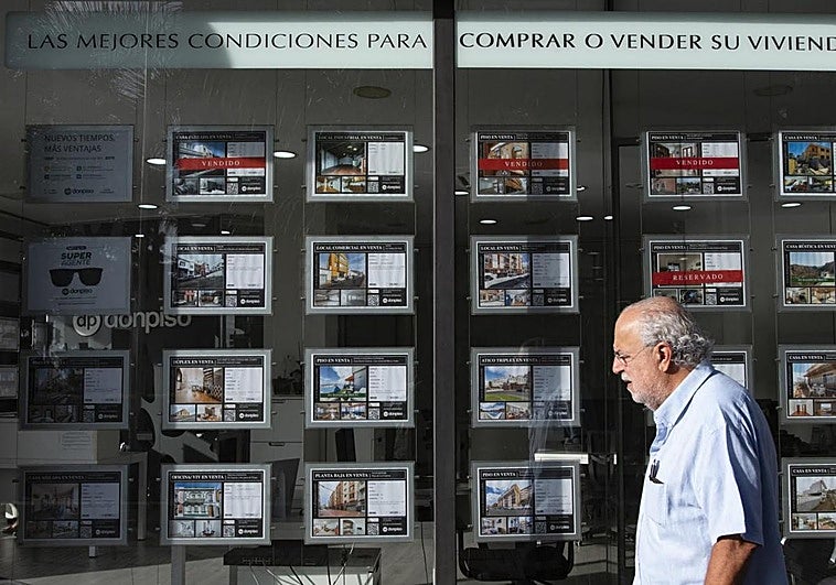 La falta de viviendas a la venta presiona los precios al alza y deriva en un recorte de las operaciones de compraventa en lo que llevamos de año.