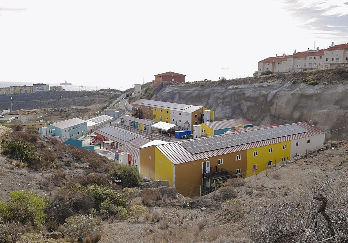 Imagen del centro de acogida de personas migrantes habilitados en el espacio que antes ocupaba el colegio León.