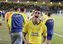Ale García celebra el triunfo en casa ante el Cádiz.