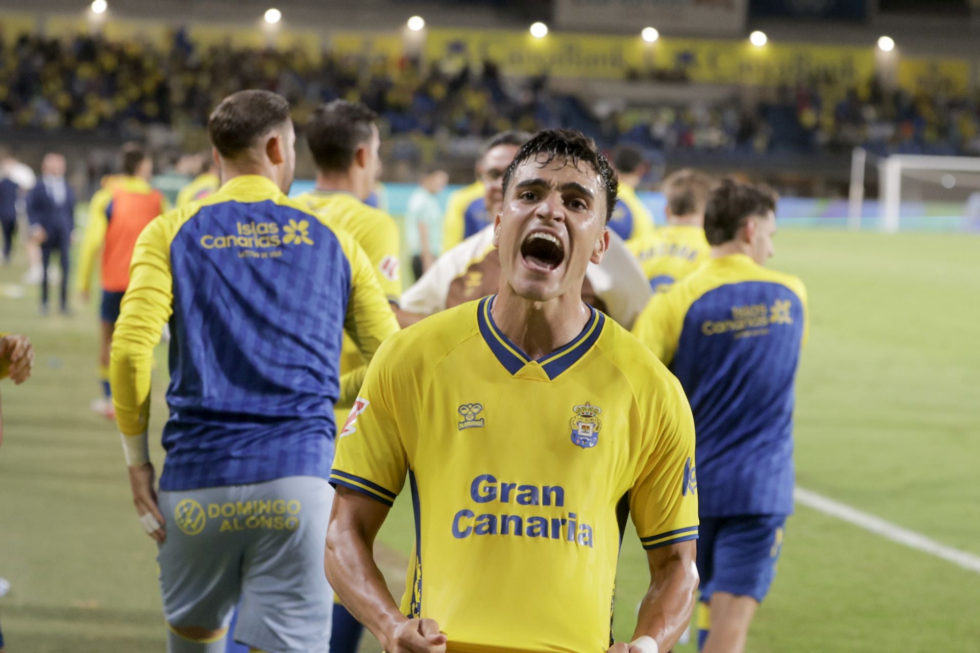 Ale García celebra el triunfo en casa ante el Cádiz.