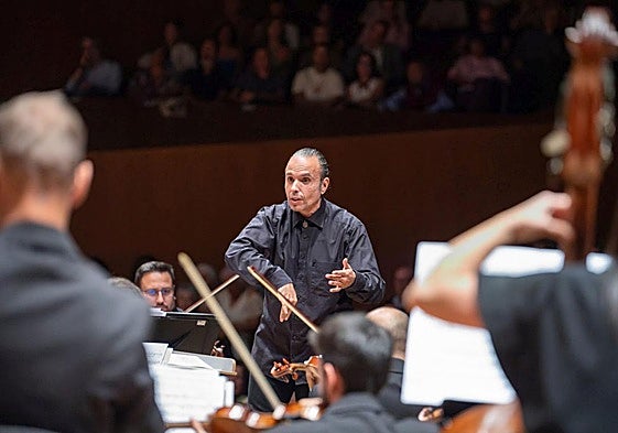 Constantinos Carydis, durante el concierto del viernes, al frente de la OFGC.