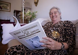 Mima Morales con el libro 'Retazos y curiosidades de la historia del sureste.