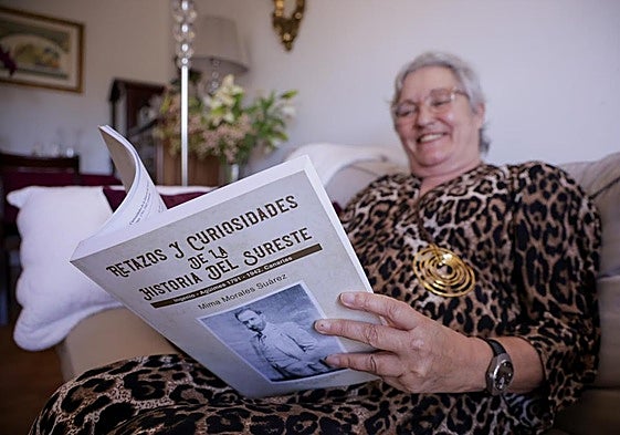 Mima Morales con el libro 'Retazos y curiosidades de la historia del sureste.