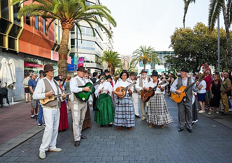 Una parranda toca durante romería en honor a la Virgen de La Luz.