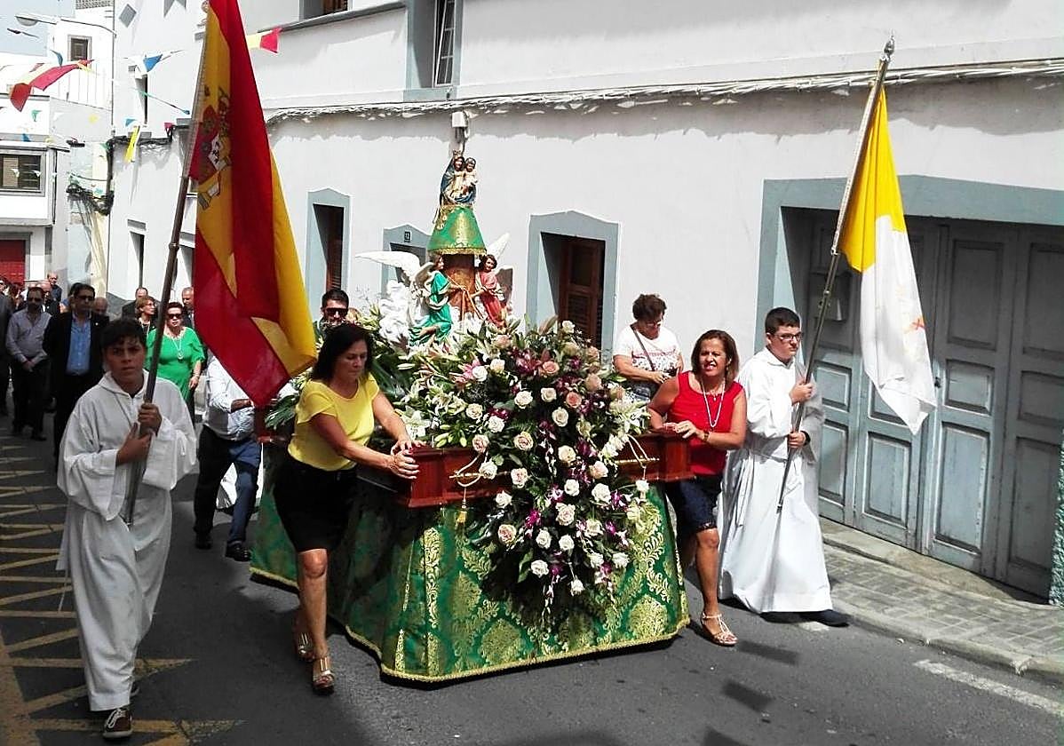 Imagen de una procesión de la Virgen del Pilar en el barrio de Casablanca.