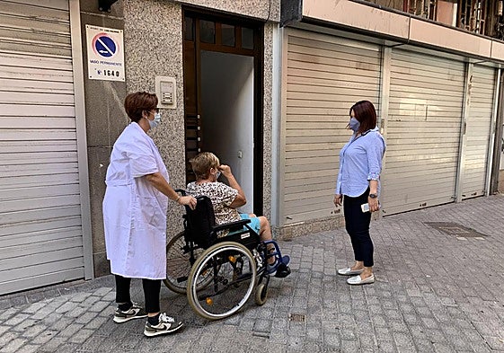 La concejala de Bienestar Social, Carmen Luz Vargas, habla con una usuaria del servicio de ayuda a domicilio de Las Palmas de Gran Canaria.
