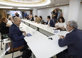 El presidente del Gobierno de Canarias, Fernando Clavijo (d), con el Consejo Asesor.