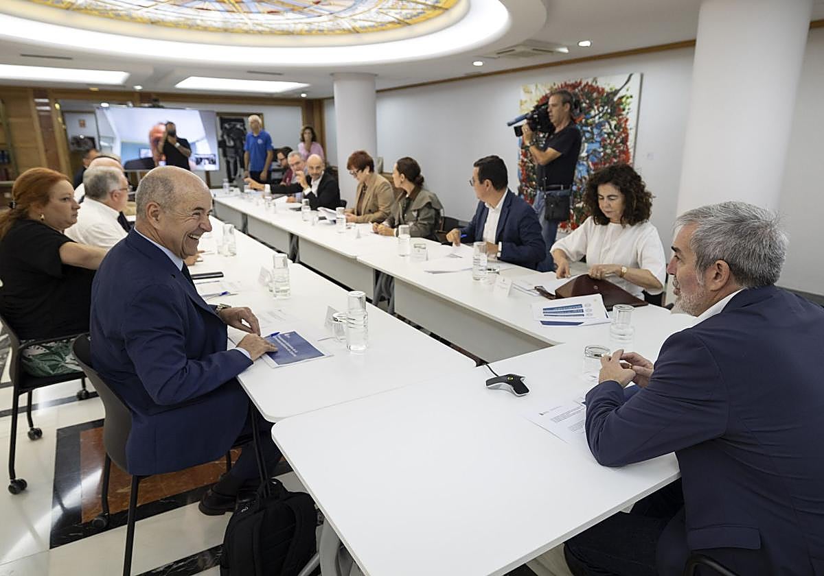 El presidente del Gobierno de Canarias, Fernando Clavijo (d), con el Consejo Asesor.