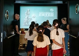 Escolares de 5º y 6º de Primaria de Gáldar asistieron este lunes en el Centro Cultural Guaires a la proyección de una serie de cortos.