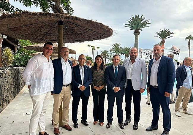 La senadora Paloma Hernández, el director general de Ordenación Turística del Gobierno canario, Miguel Rodríguez y el alcalde de Pájara, Alejandro Jorge, con reponsables de la marca.