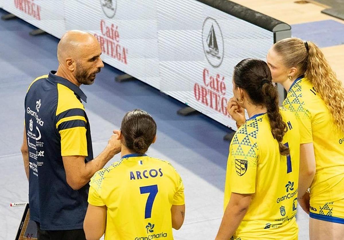 Juan Diego dialoga con sus jugadores durante un tiempo muerto.