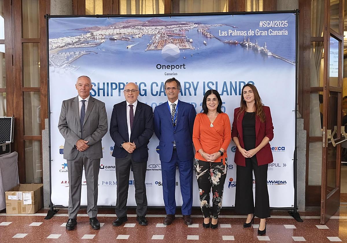 El sector marítimo debate sobre el futuro de los puertos canarios