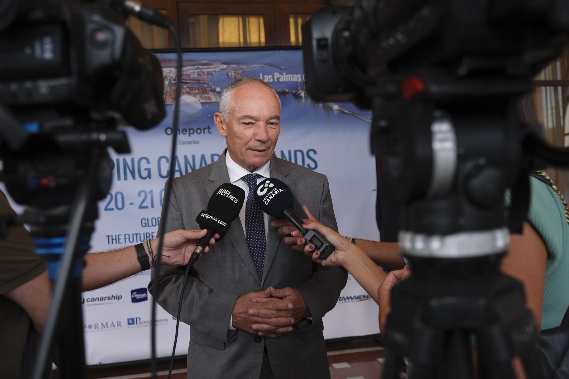 El sector marítimo debate sobre el futuro de los puertos canarios