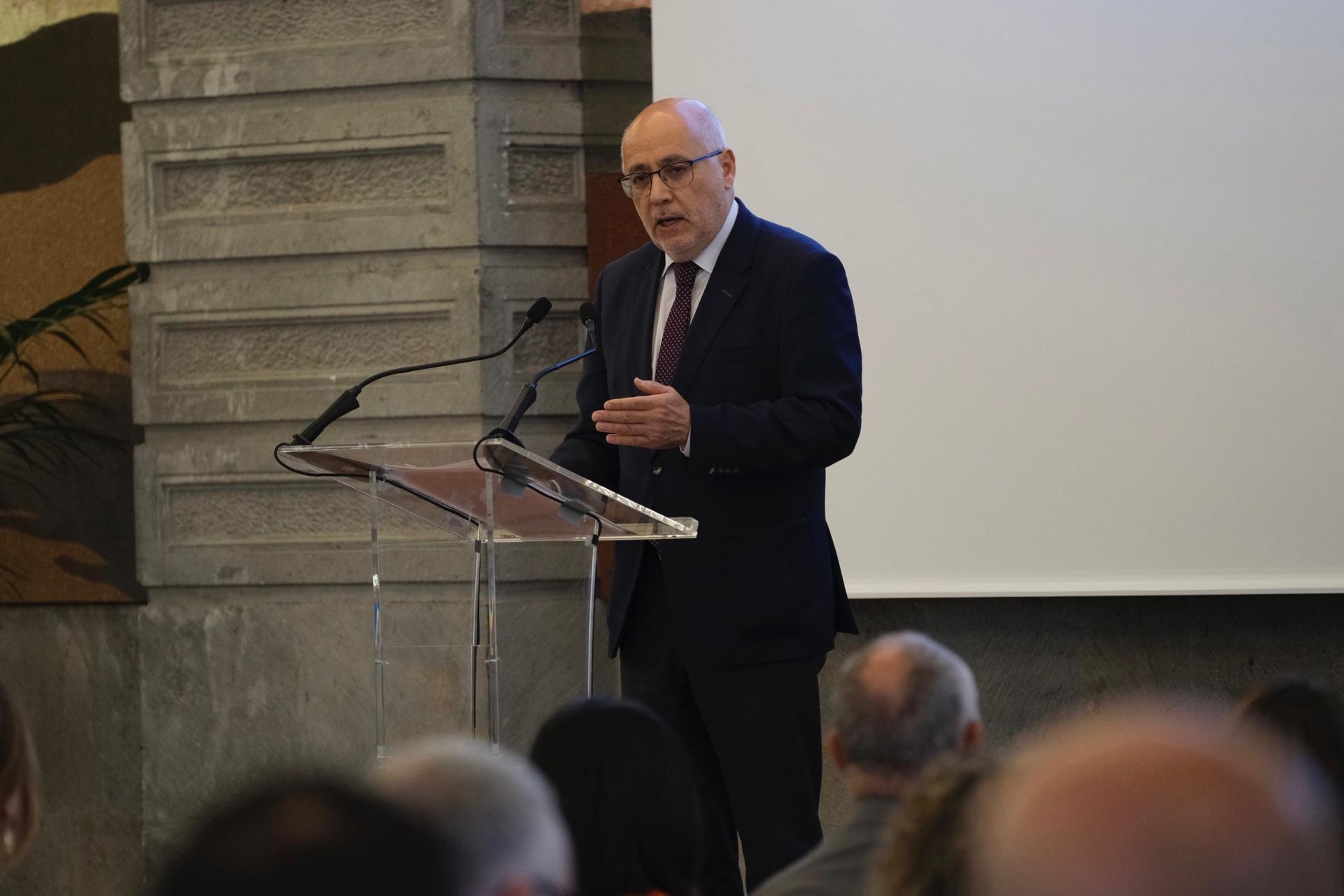 El sector marítimo debate sobre el futuro de los puertos canarios