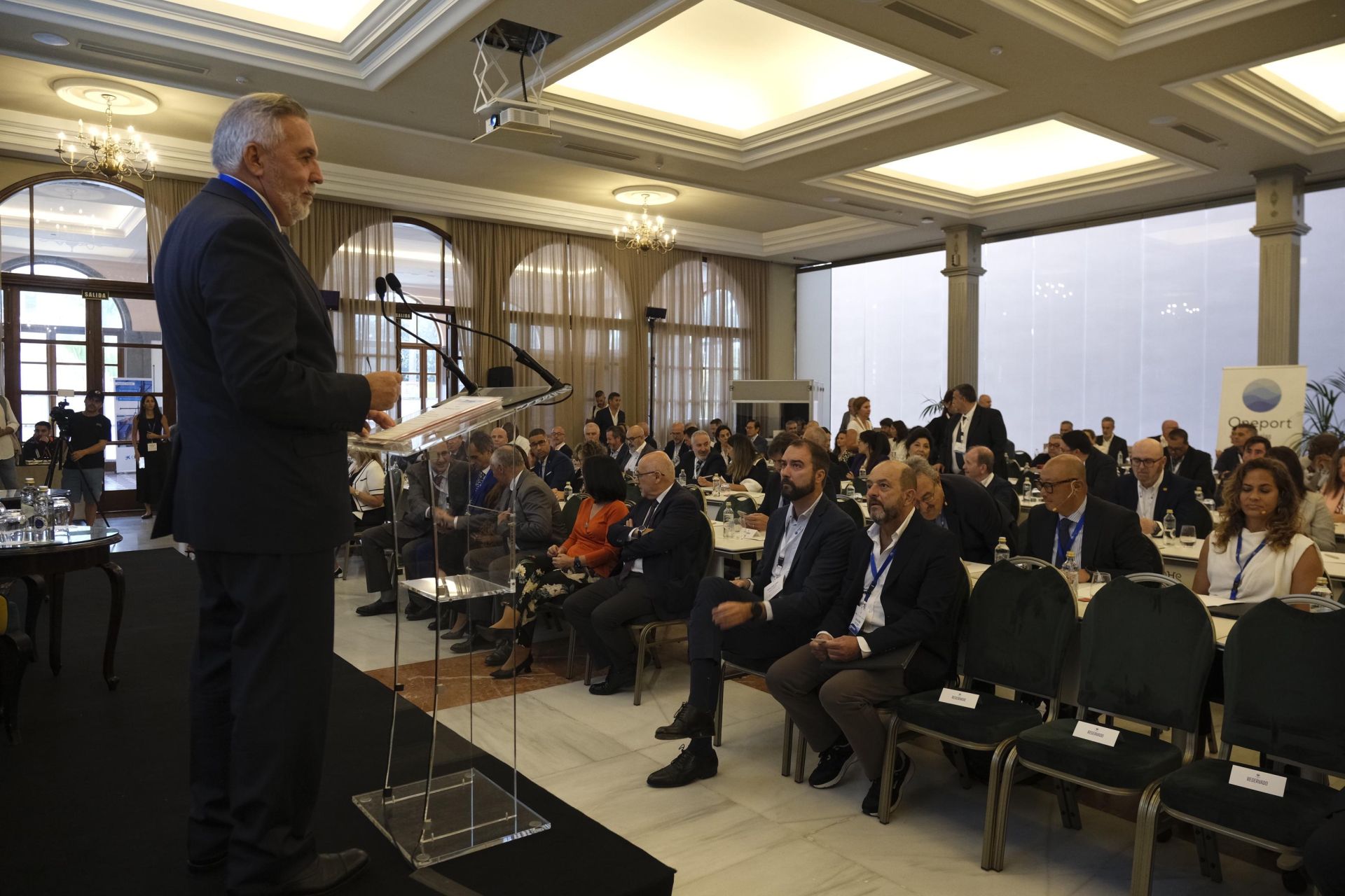 El sector marítimo debate sobre el futuro de los puertos canarios