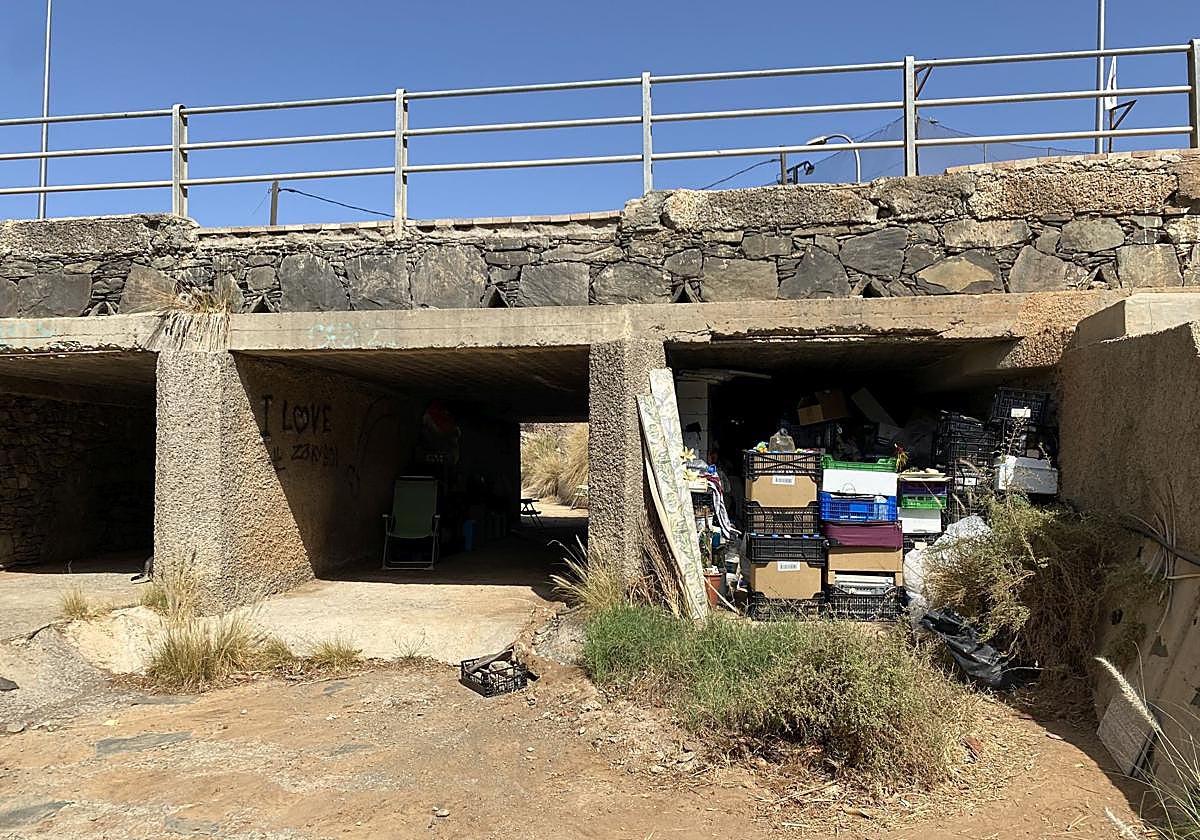 Túnel en San Agustín ocupado por enseres de una persona sinhogar.