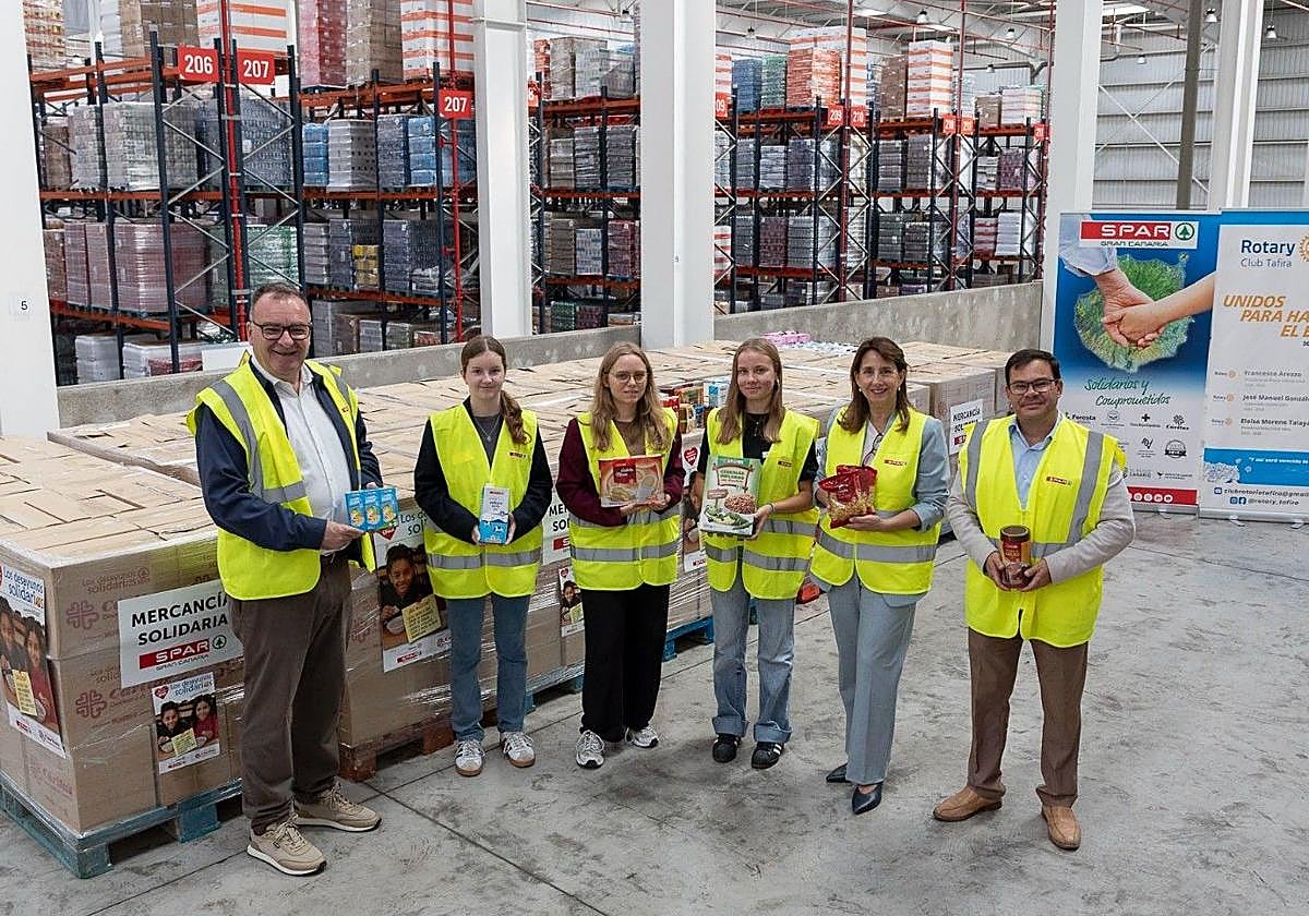 Entrega mercancía Desayunos Solidarios a Cáritas en instalaciones de SPAR Gran Canaria.