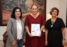 La presidenta del Parlamento recibe el Informe El Estado de la Pobreza en Canarias 2025