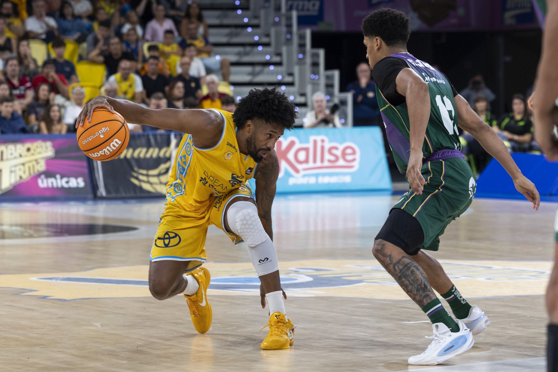 El alero colombiano del Gran Canaria, Braian Angola, durante el partido de Liga Endesa de baloncesto ante el Unicaja.