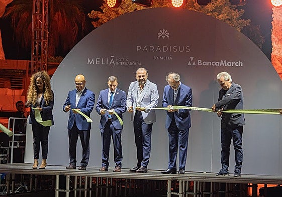 Corte de cinta con autoridades del Gobierno canario, Cabildo de Fuerteventura y Ayuntamiento de Pájara, más representantes de la marca.