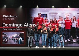 Foto de familia del grupo Domingo Alonso en el reconomiento a la empresa canaria.