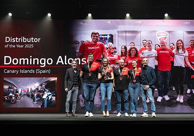 Foto de familia del grupo Domingo Alonso en el reconomiento a la empresa canaria.