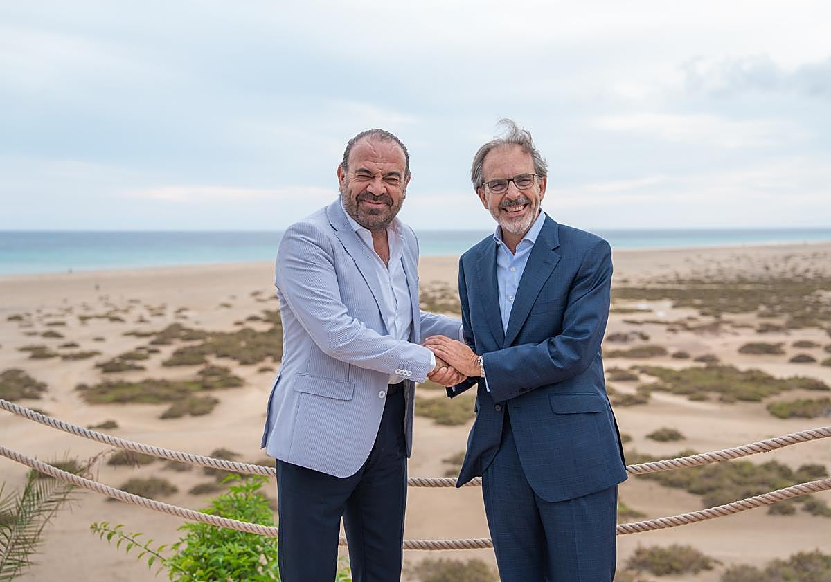 Imagen principal - Varios momentos de la inauguración de la modernización del hotel en playa de la Barca, en el municipio de Pájara.