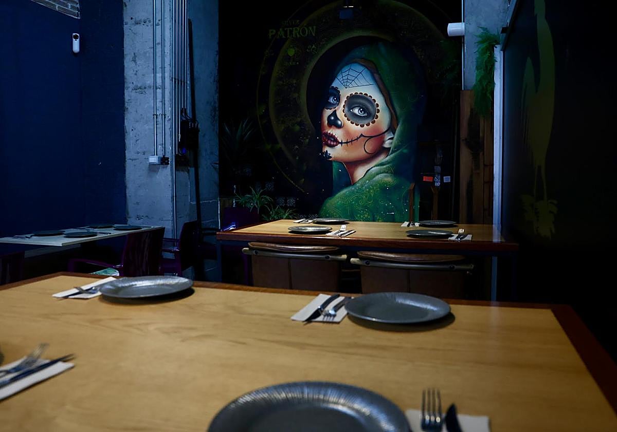 Imagen principal - Espacios del restaurante Gallo Negro.