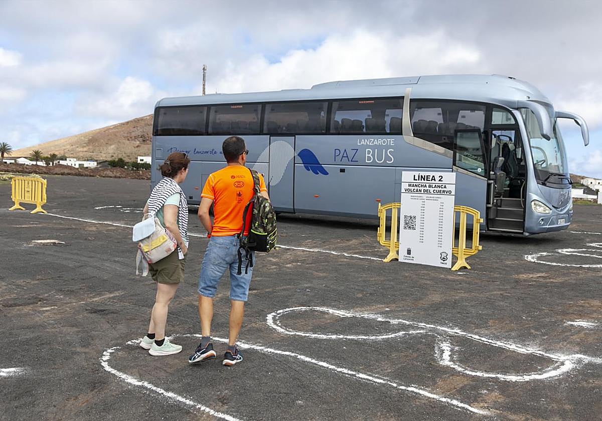 Guagua para probar el transporte en el Parque Natural de Los Volcanes, en primavera.