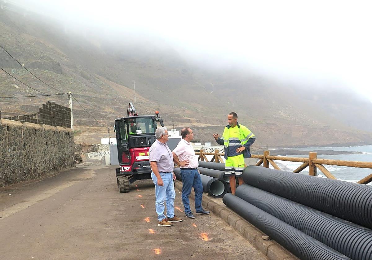 Los concejales de Vías y Obras, Juan Jiménez, y Urbanismo, José Manuel Santana, visitando las obras en San Felipe.
