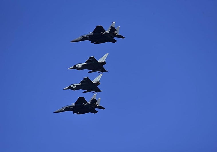 Cazas sobrevolando este lunes la zona próxima a la Base Aérea de Gando.