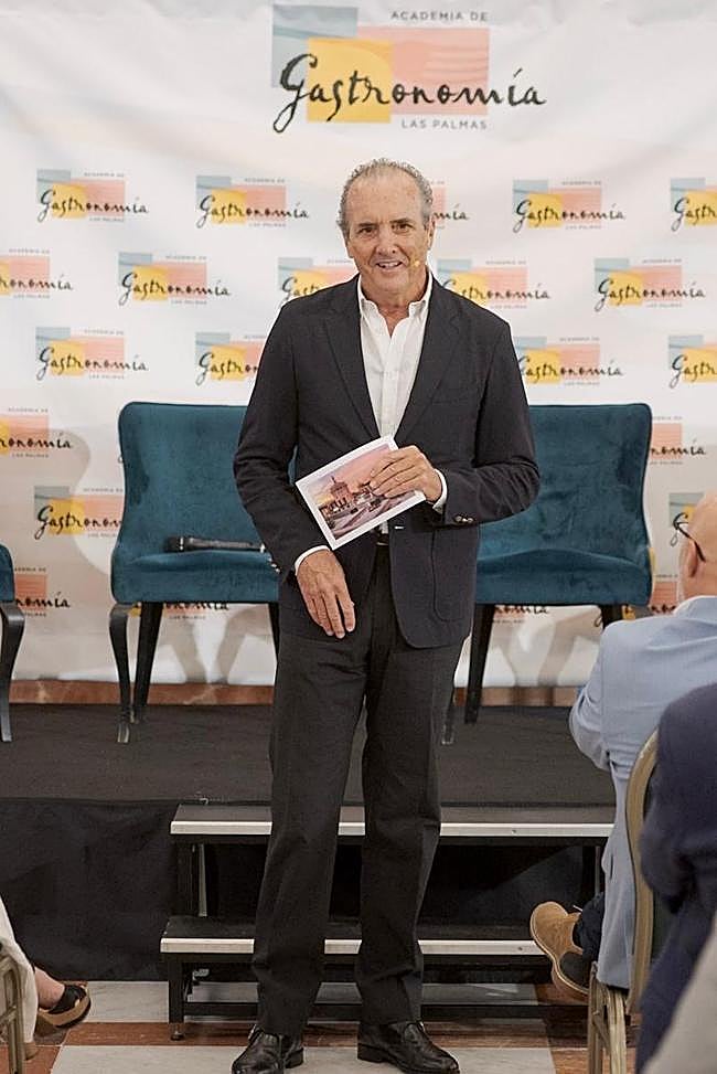 Alfredo Montes, presidente de la academia durante la presentación del acto