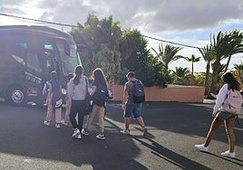 Imagen de alumnos subiendo a la guagua