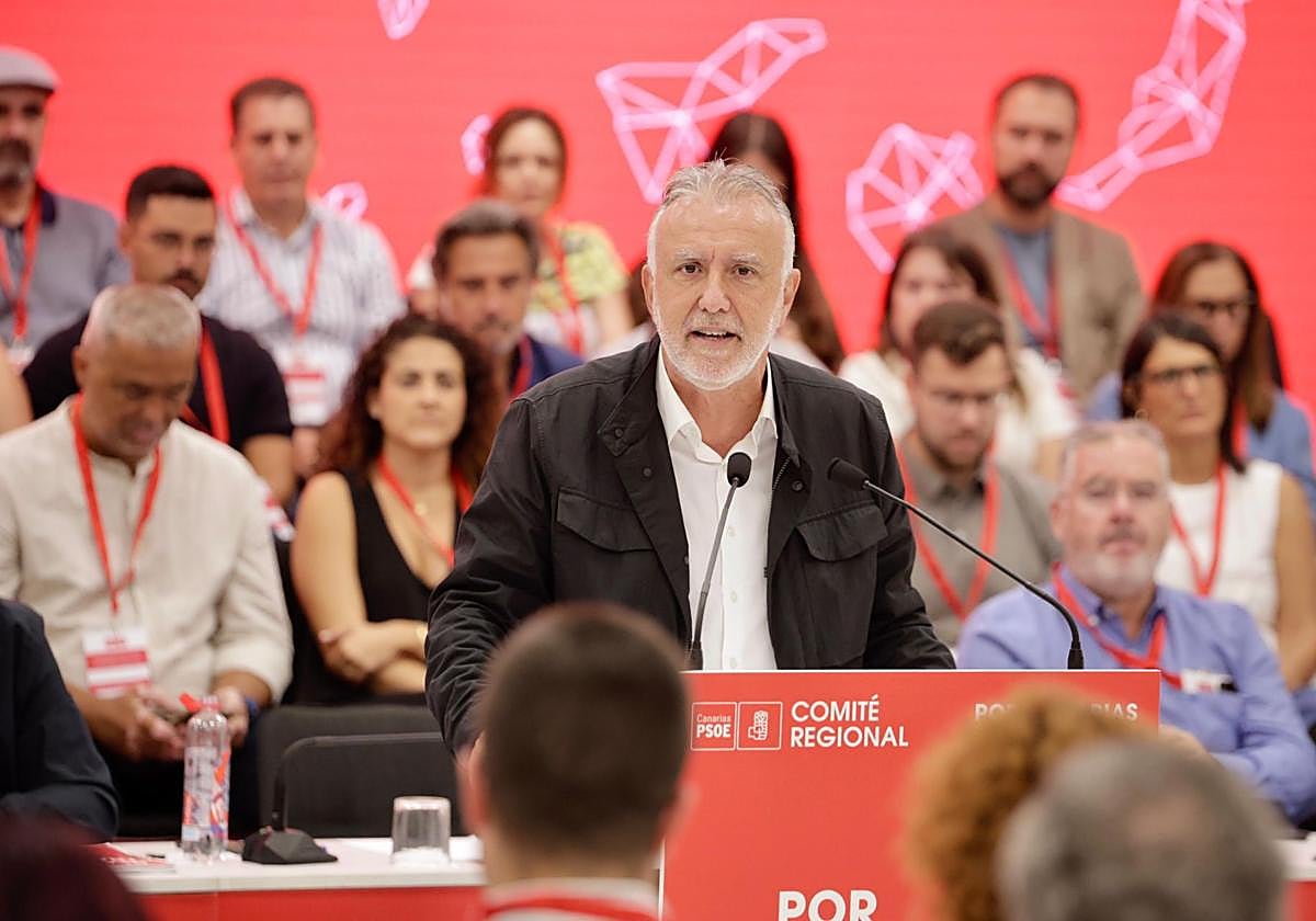 Ángel Víctor Torres, en la reunión del comité regional.