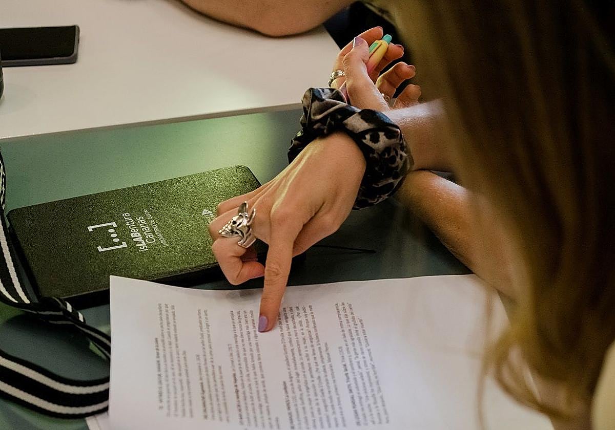 Imagen de archivo de una guionista en este laboratorio creativo.