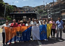 Foto de familia del grupo que viajó a Colombia con banderas de Canarias y San Mateo.