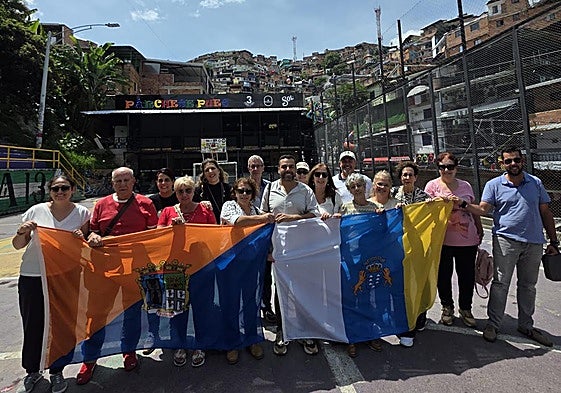 Foto de familia del grupo que viajó a Colombia con banderas de Canarias y San Mateo.