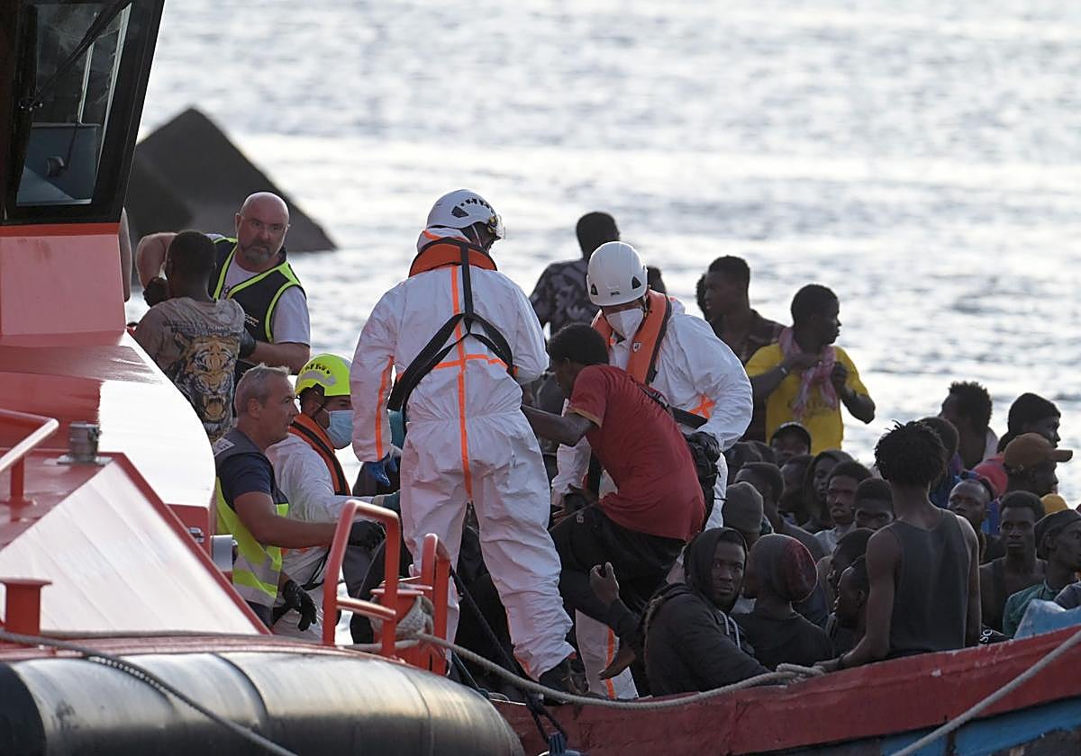 Imagen de archivo de la Salvamar Navia, de Salvamento Marítimo, ha acompañado a un cayuco en el puerto de La Restinga, en El Hierro.