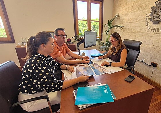 La presidenta Lola García, en una reunión con los consejeros Adargoma Hernández y Nuria Cabrera.