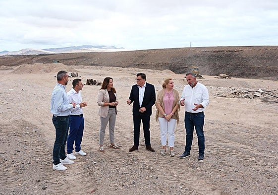 El consejero regional Manuel Miranda, la presidenta majorera Lola García y el alcalde de Pájara, Alejandro Jorge, entre otros, en el vertedero de Matas Blancas, uno de los más extensos de Canarias.