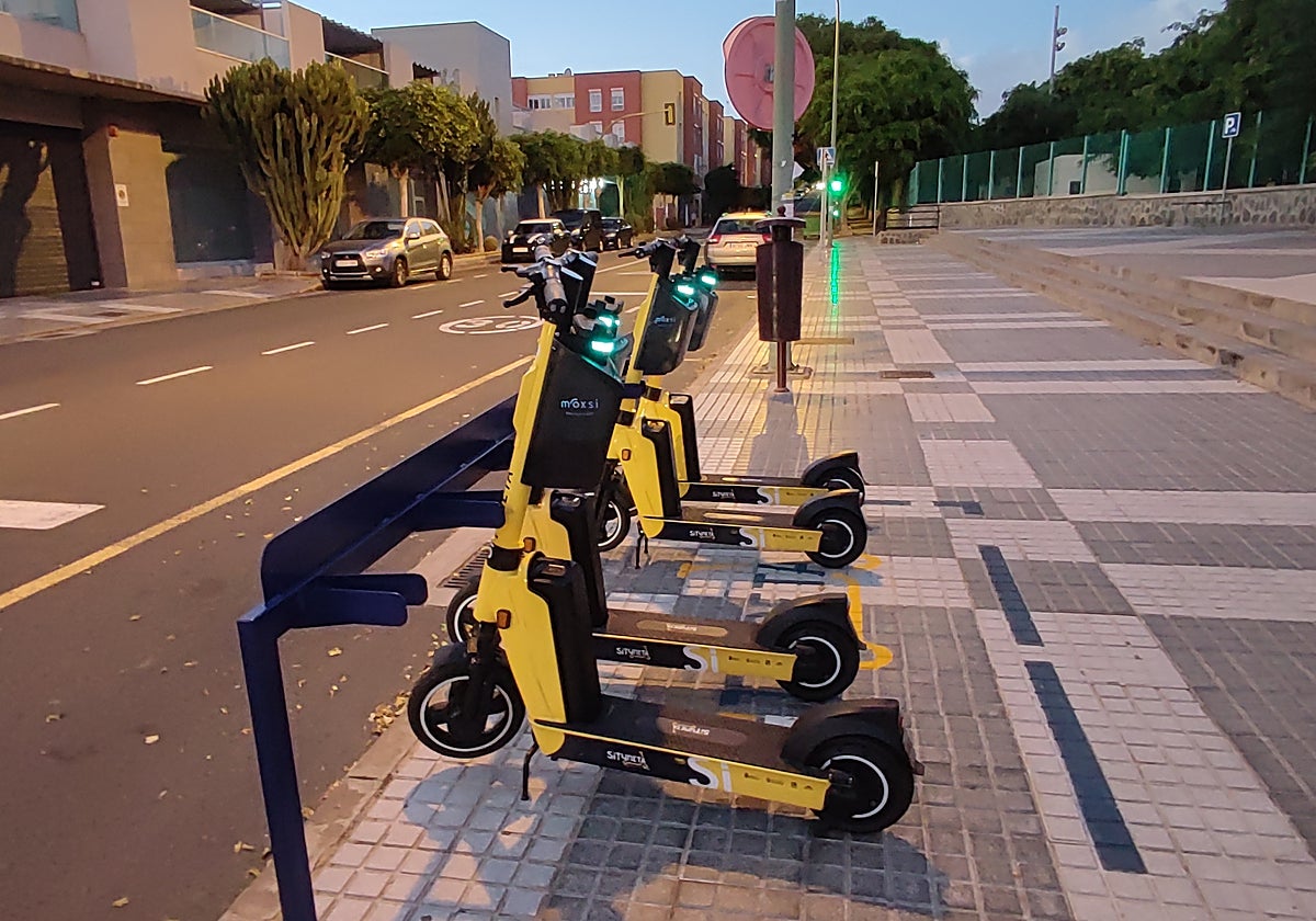 Imagen de archivo de unos patinetes.