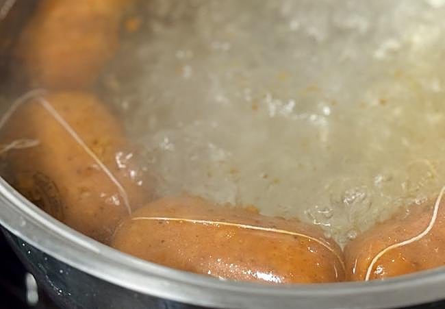 Sumergimos los chorizos en agua muy caliente