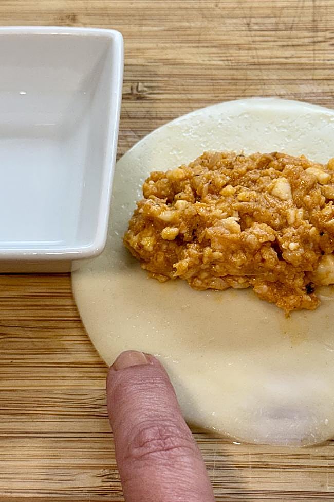 Humedecemos los bordes