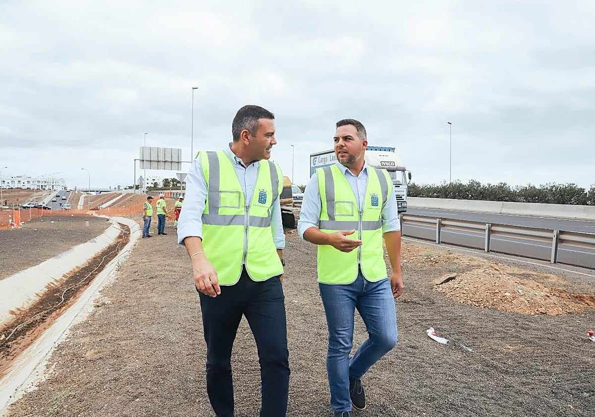 Oswaldo Betancort y Jacobo Medina, supervisando una obra pública.
