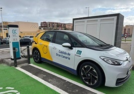Estación de recarga de vehículos eléctricos de la red del Cabildo en La Garita, en Telde.