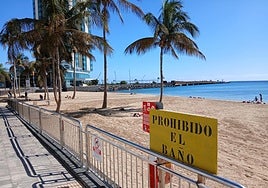 Cartel de advertencia en el acceso central de la playa.